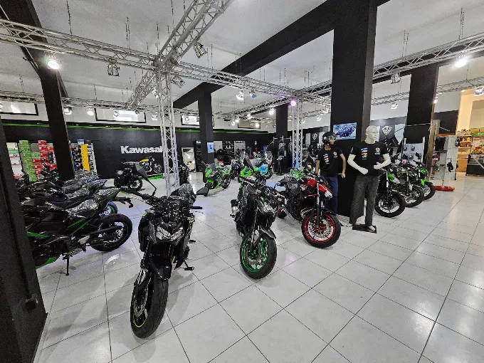 Lo showroom Motor World a Sciacca, gamma Kawasaki e banco ricambi